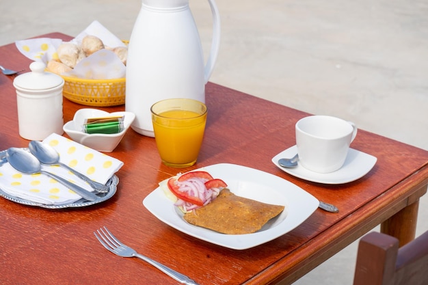 Foto van een gastronomisch ontbijt aan een restauranttafel Door Yuri Ugarte Cespedes