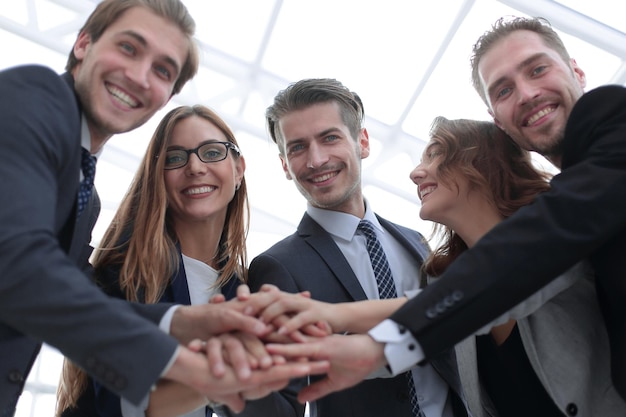 Foto van een gelukkig business team dat de overwinning op kantoor viert