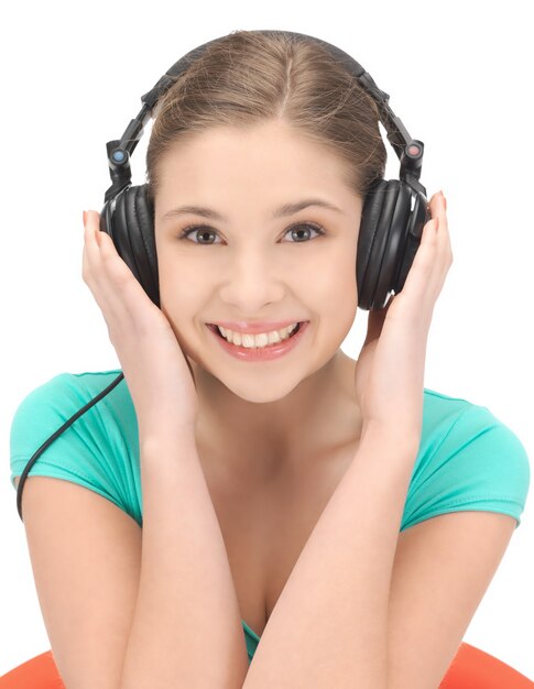 foto van een gelukkig tienermeisje in een grote koptelefoon