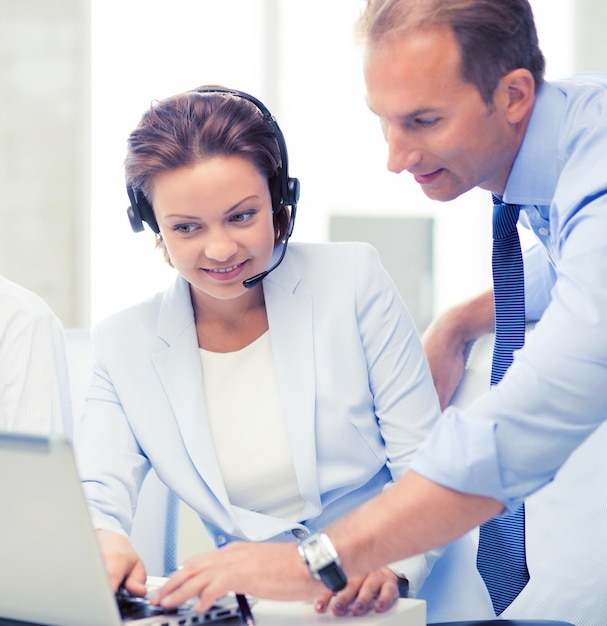 Foto foto van een groep mensen die in een callcenter of op kantoor werken