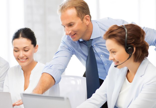 Foto van een groep mensen die in een callcenter of op kantoor werken