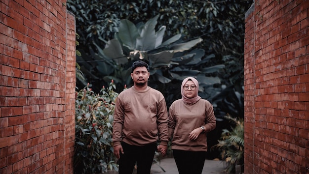 Foto foto van een heel gelukkig jong echtpaar in een stadspark