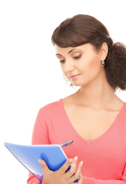 foto van een jonge aantrekkelijke zakenvrouw met notitieboekje
