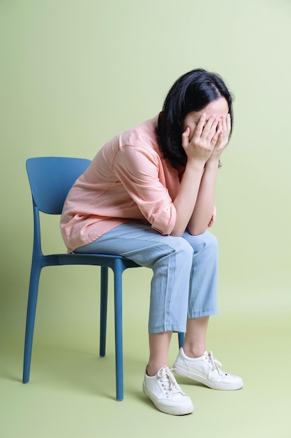 Foto van een jonge Aziatische vrouw op de achtergrond