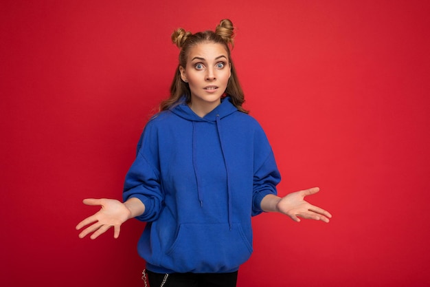 Foto van een jonge, charmante, mooie, aantrekkelijke blonde vrouw met twee hoorns met oprechte vraag