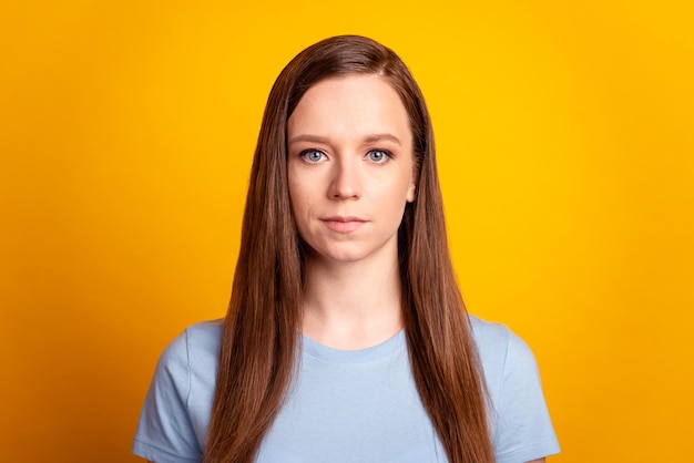 Foto van een jonge, charmante vrouw die zelfverzekerde manager is, slim draagt een casual outfit geïsoleerd op een gele achtergrond