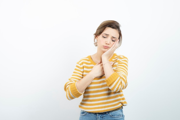 Foto van een jonge mooie vrouw model permanent en poseren. Hoge kwaliteit foto