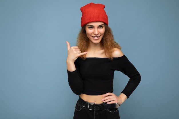 Foto van een jonge positieve, gelukkig lachende, mooie brunette, krullende vrouw met oprechte emoties die