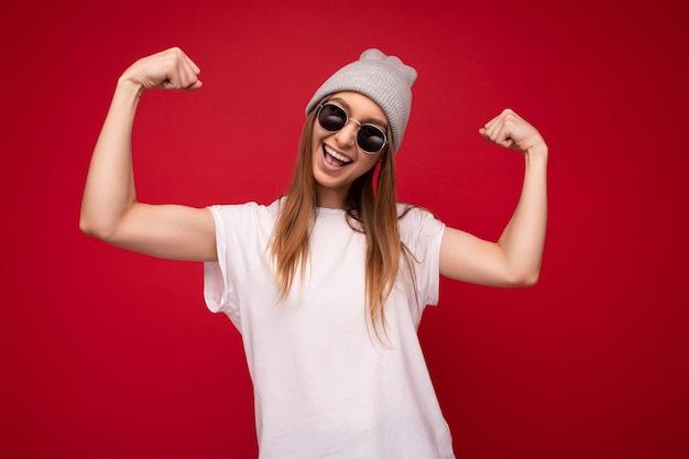 Foto van een jonge positieve gelukkig lachende mooie vrouw met oprechte emoties die stijlvolle kleding draagt