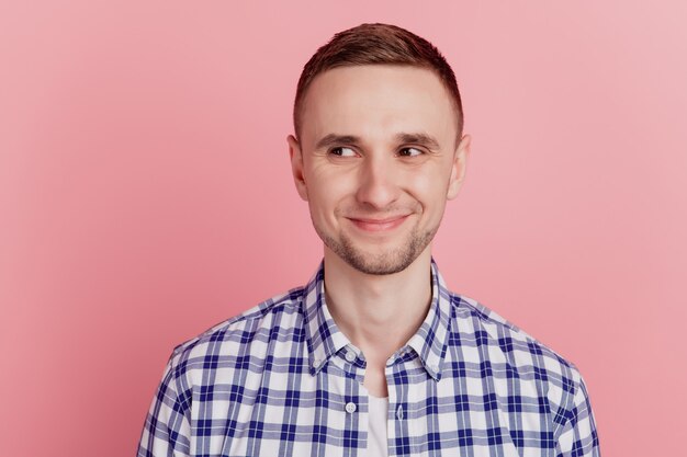 Foto van een jonge, vrolijke kerel, blije positieve glimlach, casual outfit, bruin haar, geïsoleerd op een roze kleurachtergrond