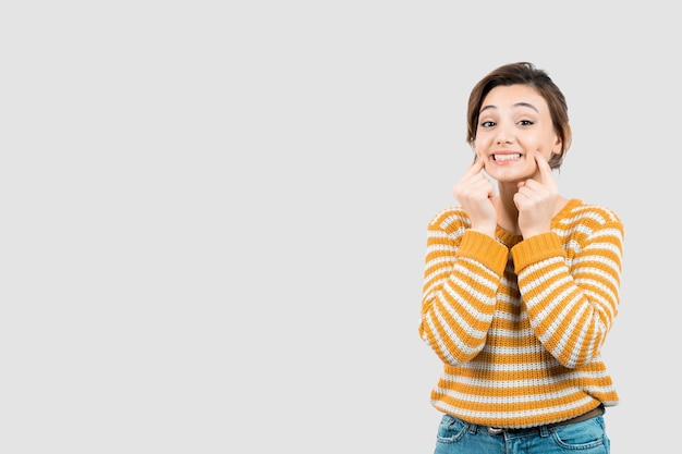 Foto van een jonge vrouw die staat en poseert