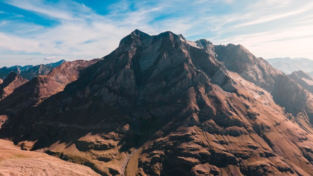 Foto van een jongen die de onmetelijkheid van de bergen in de Panticosa-vallei bewondert, een trekdag