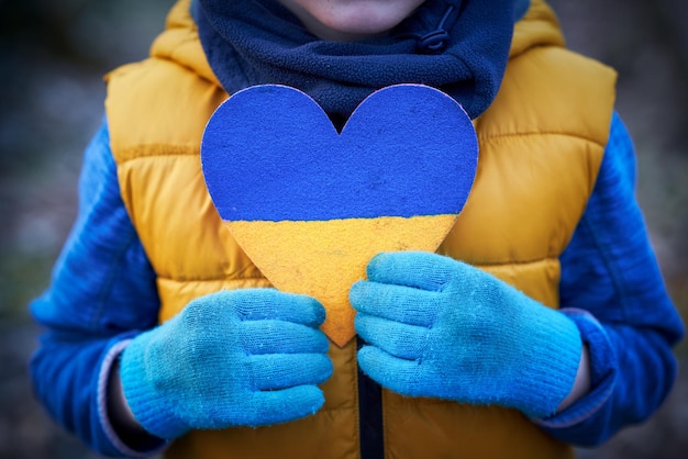 Foto van een kind met veel liefde en een vredige boodschap met een hart foto van hoge kwaliteit