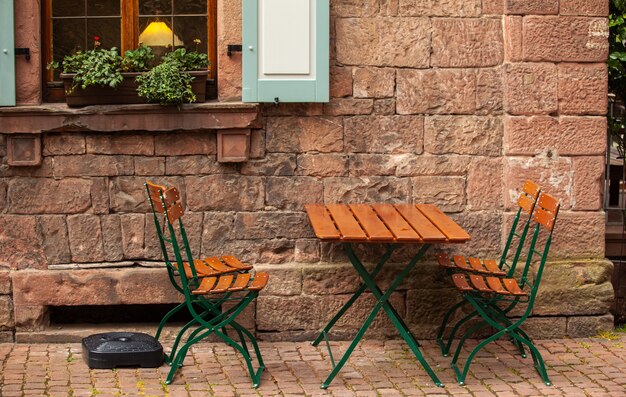 Foto van een leeg straatcafé in Duitsland.