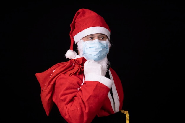 Foto van een man met het dageraadsyndroom verkleed als kerstman