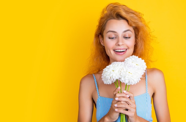 Foto van een meisje met de chrysantenbloemen van de vrouwendag kopiëren ruimte