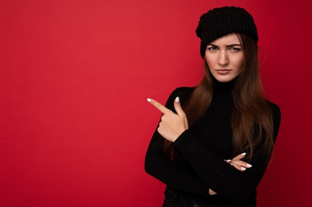 Foto van een mooie emotionele boze ontevreden trieste vrouwelijke promotor die naar de zijkant wijst bij de kopie