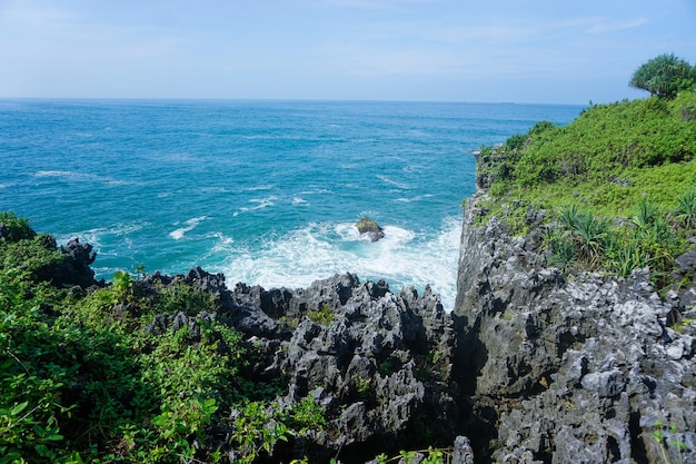 Foto van een natuurlijk landschap, uitzicht op een prachtig tropisch strand en zee op een zonnige dag in Indonesië