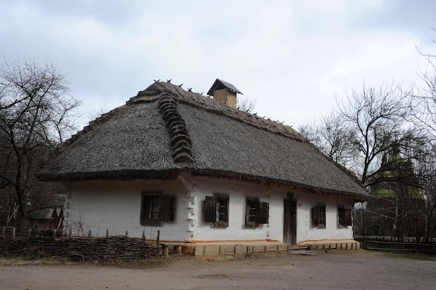 Foto van een oud houten huis en een kleine tuin