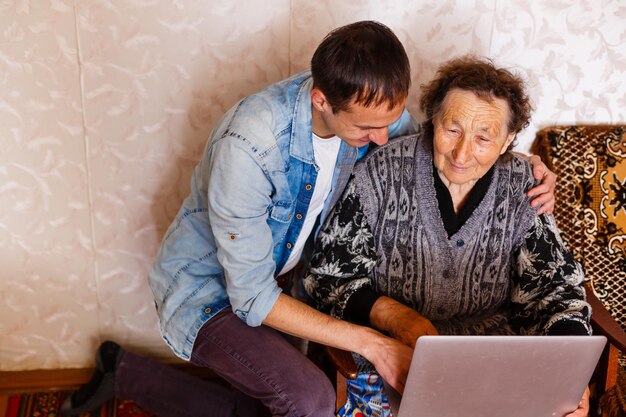 foto van een oudere vrouw en een jonge man