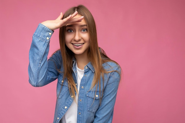 Foto van een positieve, innemende lachende gelukkige jonge aantrekkelijke donkerblonde vrouw met oprechte emoties