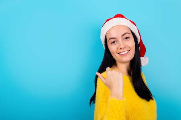 Foto van een prachtig mooi mooi meisje met lang donkerbruin haar, draag een gele trui en een kerstmuts