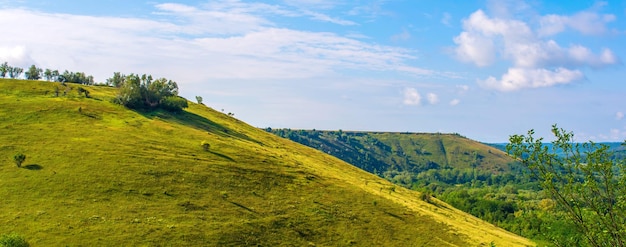 Foto van een prachtige heuvel en groen gras in de zomer