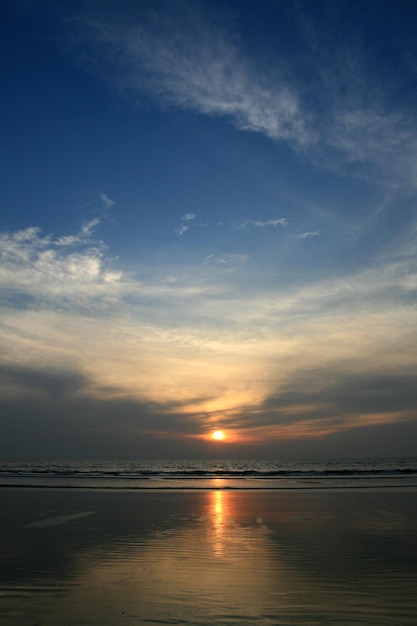 Foto van een prachtige zonsondergang aan zee