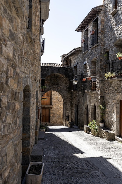 Foto foto van een straat van ainsa de pyreneeën spanje