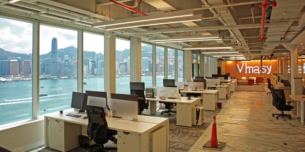 Foto foto van een uitgestrekte moderne open kantoorruimte, een centrum van creativiteit en samenwerking