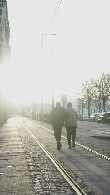 Foto van een vreugdevolle oudere echtpaar tijdens een wandeling in Oporto, Portugal