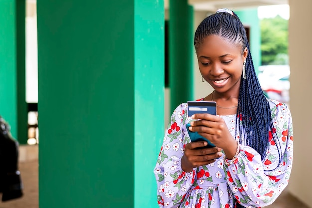 Foto van een vrouw die verdiept is in haar mobiele telefoon en opwinding en focus toont