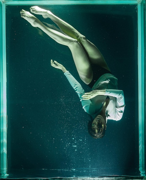 Foto van een vrouw onder water Foto