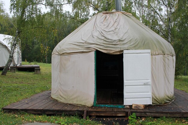 Foto van een witte yurt tent in het bos