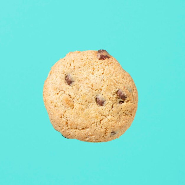 Foto van een zelfgemaakte chocolate chip cookie geïsoleerd op een blauwe achtergrond