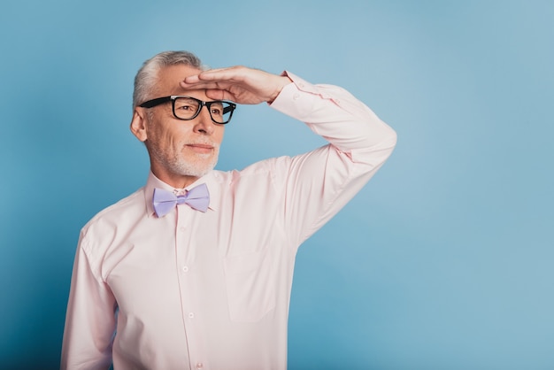 Foto van elegante man die ver weg kijkt naar lege ruimte