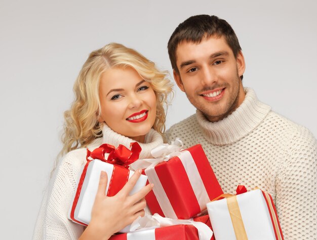 foto van familiepaar in truien met geschenkdozen