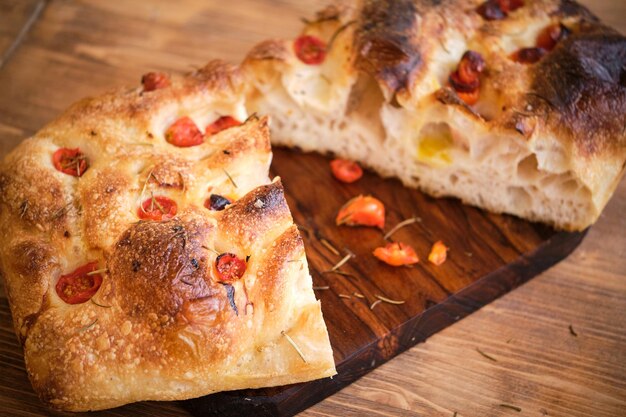 Foto van focaccia in tweeën gesneden . Hoogwaardige foto