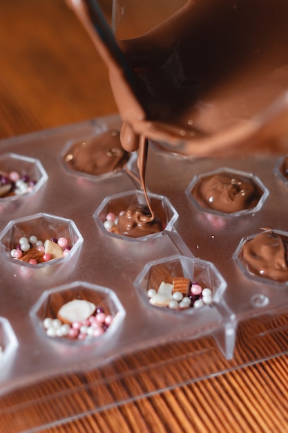 Foto van garde met chocolade voor cakebereiding Zoete cakeglazuur zelfgemaakte proces met cacao smelt samen om een glazuur te creëren voor zoete cake en chocolade close-up