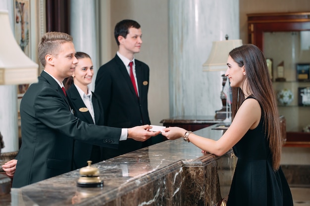 Foto van gasten die sleutelkaart krijgen in hotel,