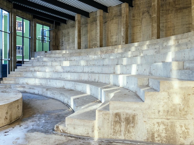 Foto van gebouw in aanbouw gebouw in aanbouw amfitheater scène zonlicht