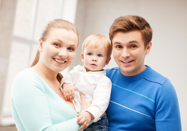 foto van gelukkig gezin met schattige baby