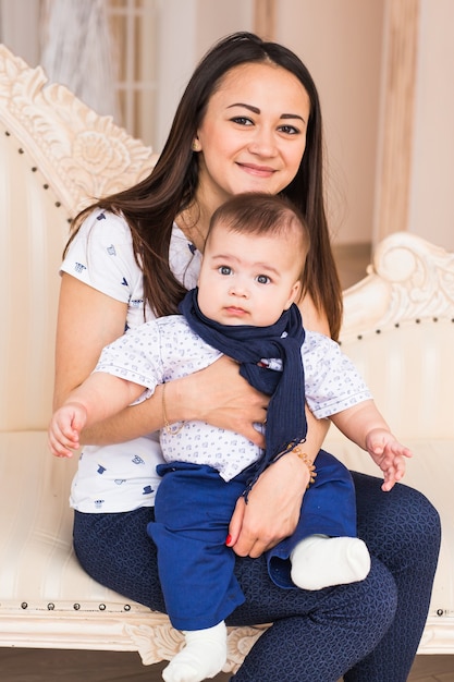 Foto van gelukkige moeder die schattige baby houdt