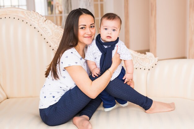 Foto van gelukkige moeder die schattige baby houdt