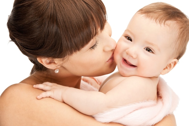 foto van gelukkige moeder met schattige baby