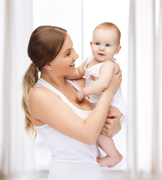 foto van gelukkige moeder met schattige baby