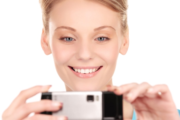 foto van gelukkige vrouw die telefooncamera gebruikt