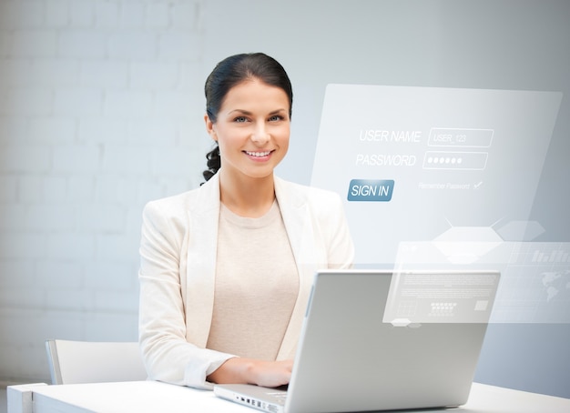 foto van gelukkige vrouw met laptopcomputer en virtueel scherm