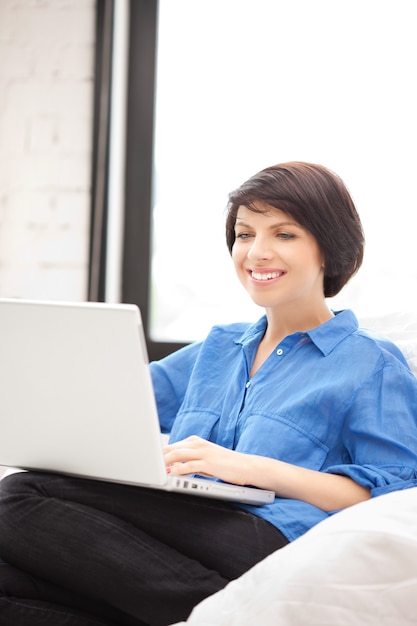 foto van gelukkige vrouw met laptopcomputer