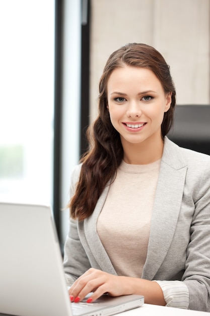 foto van gelukkige vrouw met laptopcomputer